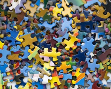 Puzzelstukjes die niet duidelijk passen, symbool voor nooit-af en voortdurende ontwikkelen.