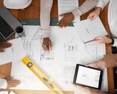 Persone che lavorano al progetto di una vetrina allestita da AMK Solutions