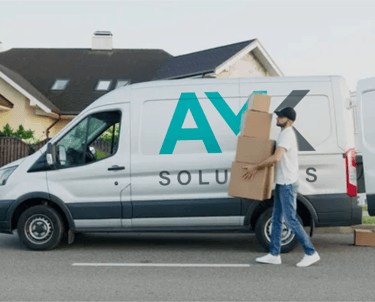 Il Team di AMK Solutions che si occup del trasporto del materiale per l'allestimento di un negozio