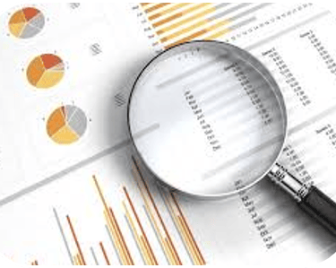 Lupa sobre datos que significa análisis de información.