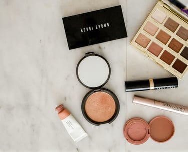 Une variété de produits de maquillage et de cosmétiques.