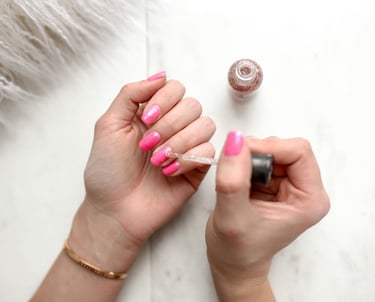 Les mains d'une femme avec une manucure au vernis à ongles.