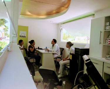 Interior de una unidad móvil de salud en la Ruta de la Salud, con médicos atendiendo a pacientes