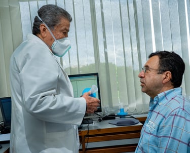 Médico realizando un examen de salud ocupacional a un paciente en un consultorio médico.