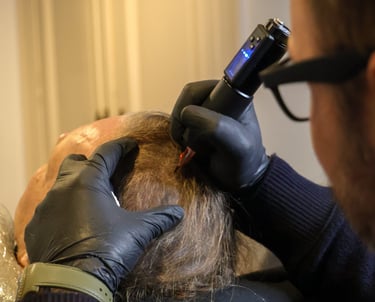 un homme qui réalise une densification capillaire