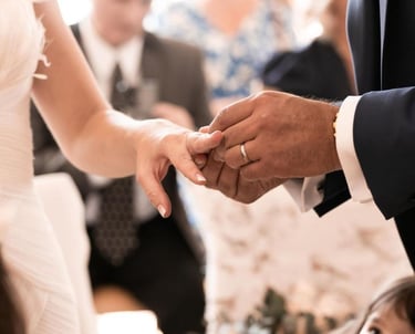 mariés se passant la bague au doigt