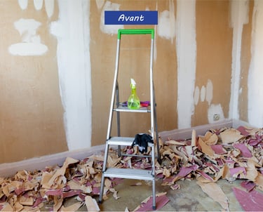 Dépose d'un papier peint sur les murs d'une chambre