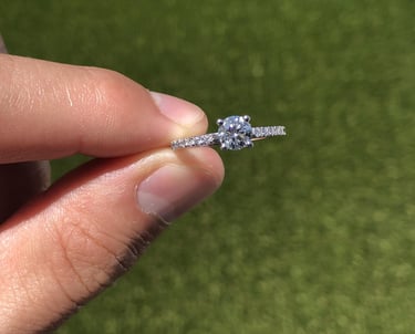 Vista Superior Anillo de Compromiso Oro Blanco 14k con diamantes Laterales