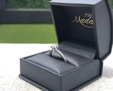 Anillo de Compromiso Oro Blanco 14k con diamantes Laterales en su estuche