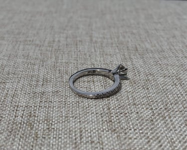 Vista Posterior Anillo de Compromiso Oro Blanco 14k con diamantes Laterales