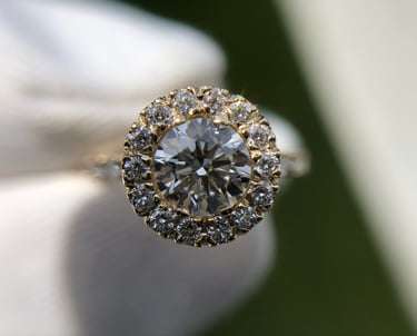 Vista Superior enfoque al Halo Anillo de Compromiso oro 18k