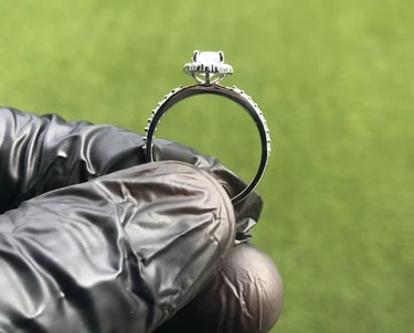 Vista Frontal Anillo de Compromiso Moissanita Halo 14k