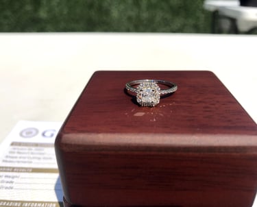 Vista Superior Anillo de compromiso Cushion Halo Oro Blanco 14k