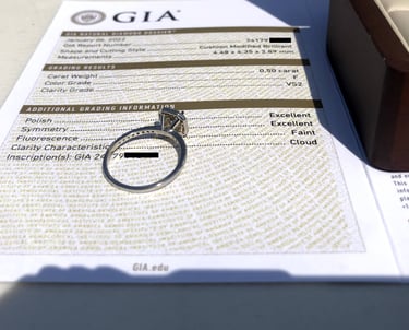 Vista Frontal Anillo de compromiso Cushion Halo Oro Blanco 14k