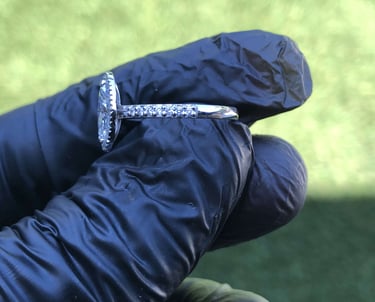 Vista Lateral Anillo de Compromiso Marquesa Halo Oro Blanco 14k