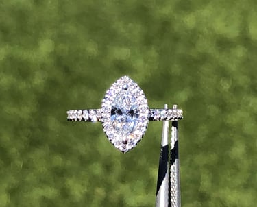 Vista Superior Anillo de Compromiso Marquesa Halo Oro Blanco 14k