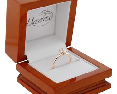 Vista Isometrica Anillo de Compromiso Solitario Oro Rosa 14k Corte Ovalo en caja