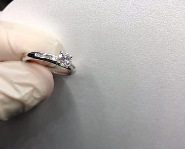 Vista Isometrica del Anillo de Compromiso Oro Blanco 14k con Diamantes Laterales