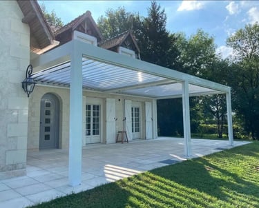 Pergola bioclimatique, protection solaire et UV