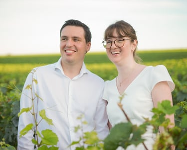 Photo de couple prise dans les vignes de côte d'Or, près de Dijon par un photographe professionnel