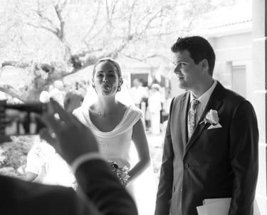 photo amusante de mariée faisant la grimace au photographe
