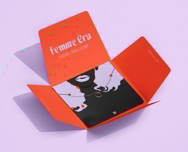 Diseño del empaque para collares de Femme Era, enfatizando la presentación cuidada y alineada con la identidad de la marca.