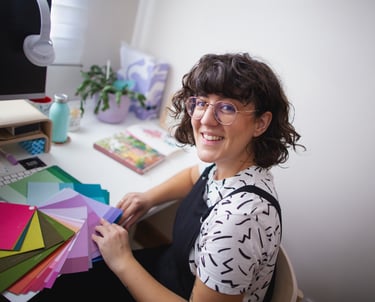 Fotografía de Blanca, diseñadora e ilustradora de Blanck&White Design Studio, sonriendo y mirando a la cámara.