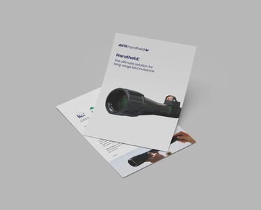 Mockup de folleto de producto de Bird Control Group, exhibiendo la identidad visual renovada y la paleta de colores actualiza