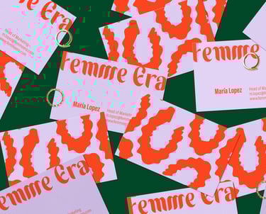 Diseño de las tarjetas de visita de Femme Era, mostrando el logotipo y la identidad visual de la marca.