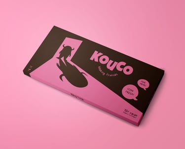 Empaque colorido de las chocolatinas Kouco, mostrando ilustraciones del personaje
