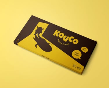 Empaque colorido de las chocolatinas Kouco, mostrando ilustraciones del personaje