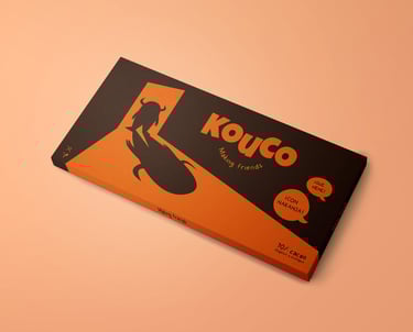 Empaque colorido de las chocolatinas Kouco, mostrando ilustraciones del personaje