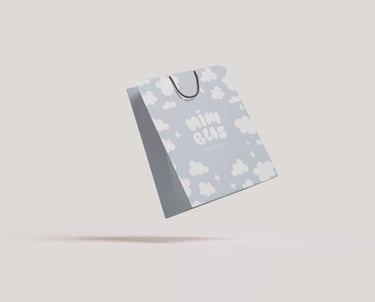 Diseño de bolsa para Nimbus Cozy Dreams, mostrando una bolsa en tono azul pastel con el logotipo y el patrón gráfico de nubes