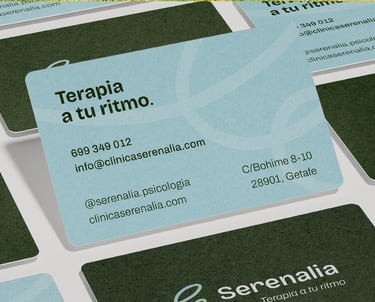 Diseño de las tarjetas de visita de Serenalia, mostrando el logotipo y la paleta de colores de la marca.