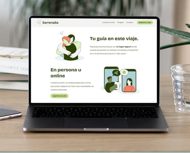 Captura de pantalla de la página de inicio del sitio web de Serenalia, mostrando su diseño y estructura.
