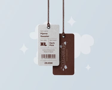 Etiquetas de ropa de Nimbus Cozy Dreams, presentando el logotipo y detalles de la prenda en una tipografía clara.