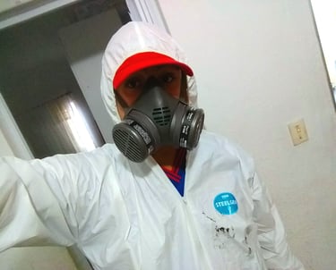 homem com roupa de proteção para desentupimento e dedetização