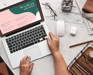 Photographie d'une personne utilisant un ordinateur portable sur un bureau en marbre pour le marketi