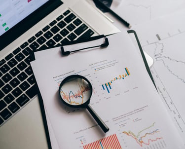photo d'une Analyse des données financières à la loupe posée sur un ordinateur portable