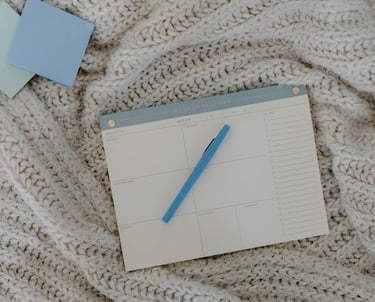 Photo d'un calendrier posé sur une couverture