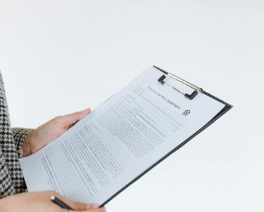 Photo de deux mains tenant un dossier pour vérifier la qualité