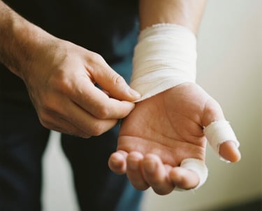 Homem com a mão enfaixada após sofrer acidente.