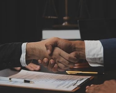 Advogado previdenciário fechando contrato com cliente que gostaria de se aposentar