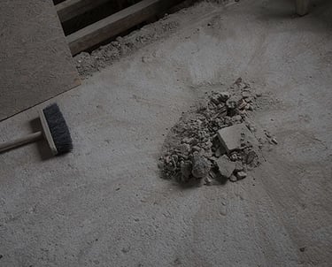Poussière, gravats et résidus récupérés lors d’un nettoyage de fin de chantier à Verviers