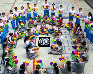 Estudiantes del Colegio Anglo Mexicano KIPS primaria y secundaria en actividad cultural en Valle Dorado Tlalnepantla.