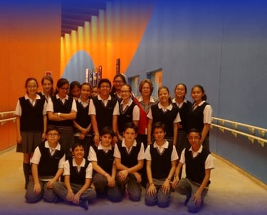 Estudiantes de secundaria del Colegio Anglo Mexicano KIPS en visita escolar.