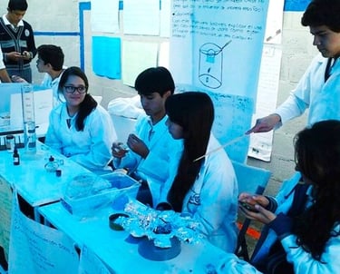 Estudiantes del Colegio Anglo Mexicano KIPS participando en feria de ciencias en Valle Dorado Tlalnepantla.