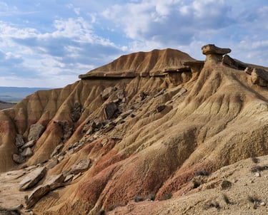 Impresionante formación geológica en las Bardenas Reales con capas sedimentarias de colores ocre