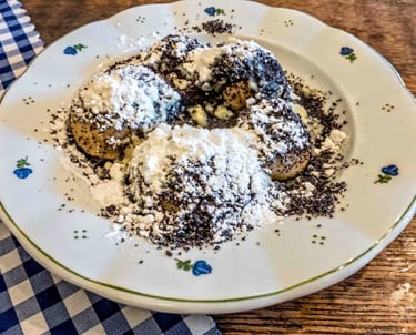 postre típico de Eslovaquia con semillas de amapola y azúcar, servido sobre un mantel