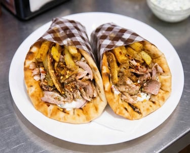 Pita gyros de pollo servida en Bistro Souvlaki Bratislava, rellena de carne jugosa, patatas fritas
